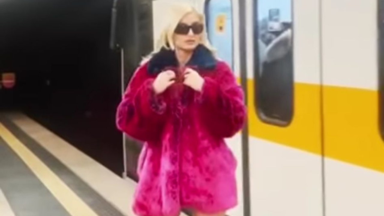 Beatrice Quinta senza veli nella metro di Milano