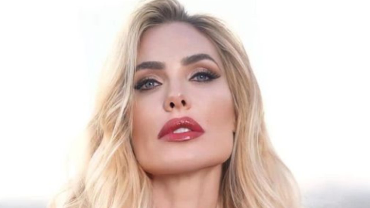 Ilary Blasi come Sophia Loren primo piano accappatoio