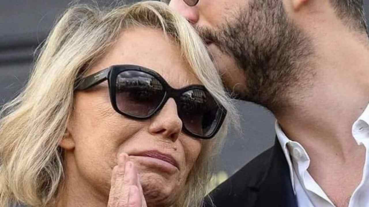 Maria De Filippi selfie camera ardente cifra